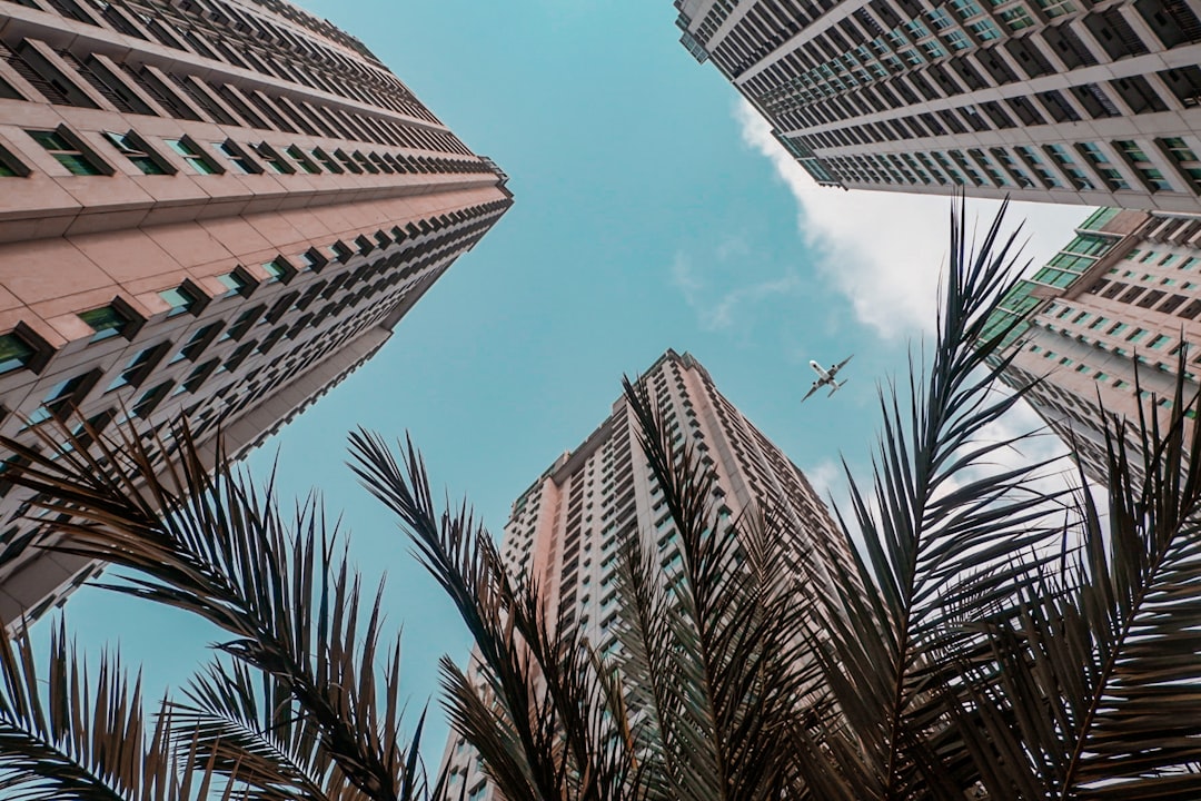 Photo Airplane, skyscraper